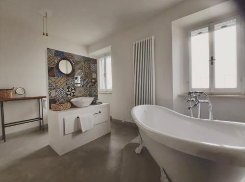 圣马力诺La casa di Montegiardino的白色的浴室设有浴缸和水槽。