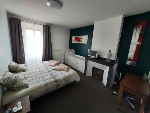 Saint-Juéry-les-AzalateAPPART ALBI 120 m2的一间卧室配有一张床、一张书桌和一个窗户。