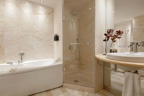 雅典雅典美利亚酒店的带浴缸、水槽和淋浴的浴室
