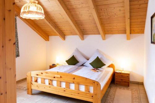 比绍夫斯迈斯Ferienhaus Killian的一间卧室配有一张大木床。