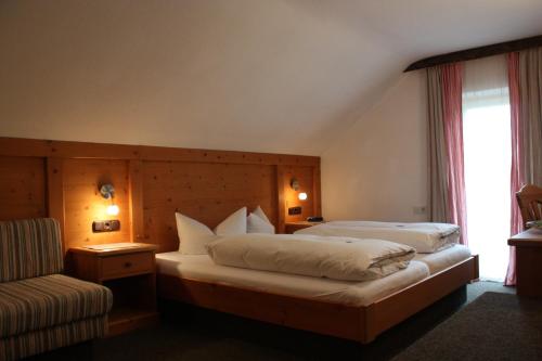 奥巴拉马高达斯博施酒店的酒店客房,配有两张床和椅子