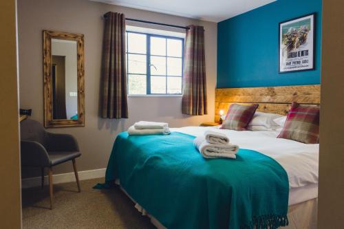 克雷迪顿Union Road Moto Velo Accommodation的一间卧室配有一张带蓝色墙壁和镜子的床