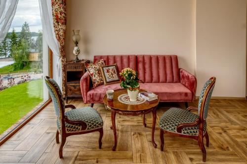 米科瓦伊基Czapla Stare Sady的客厅配有沙发和桌椅