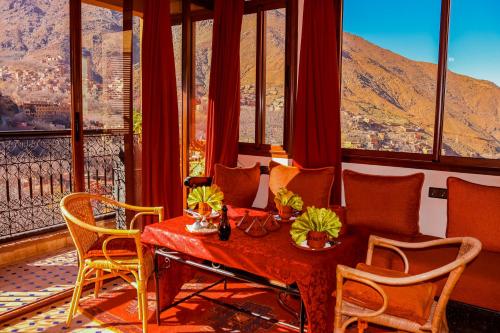 伊姆利尔里亚德阿特拉斯图卜卡勒酒店的客房设有桌椅和窗户。
