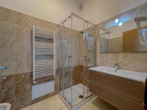 Karpignàna Hotel的一间浴室