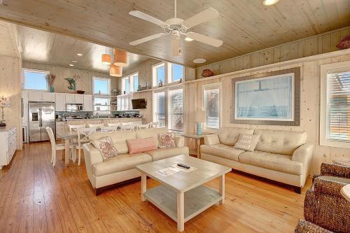阿兰瑟斯港Coral Reefer VW59的带沙发和桌子的客厅以及厨房。