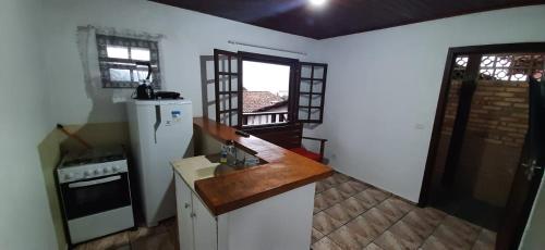 伊利亚贝拉chalé do Radiola的厨房配有水槽和台面