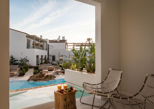 Lago Resort Menorca - Suites del Lago Adults Only内部或周边的泳池