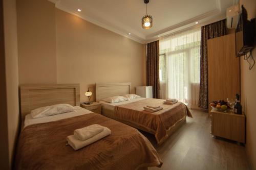 卡瓦拉提Tamari的酒店客房设有两张床和窗户。