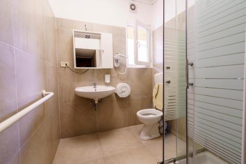 米兰美洲酒店的一间带卫生间和水槽的浴室
