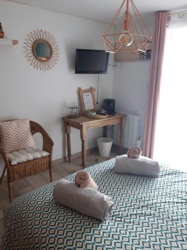 巴苏萨赫Chambre d'hôtes kaxu的一间卧室配有一张床,上面有两条毛巾