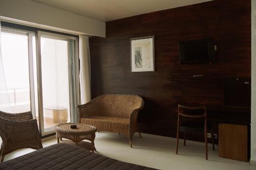 比亚里茨卡利娜旅馆的客房设有床、书桌和电视。