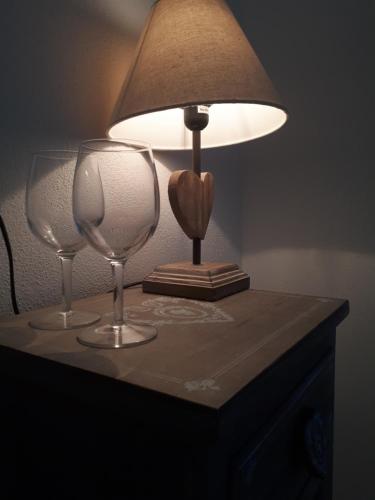 马纳罗拉Il Cavalluccio Marino的两杯酒杯坐在桌子上,带灯