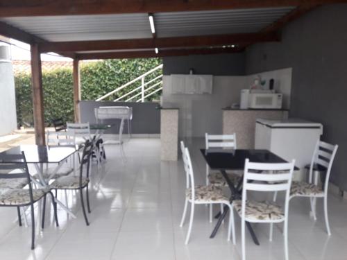 卡皮托利乌Hospedagem Casa Branca Localizada em um bairro nobre de Capitólio, Escarpas do Lago的一间带桌椅的用餐室和一间厨房
