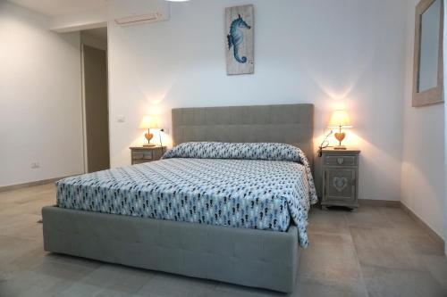 马纳罗拉Il Cavalluccio Marino的一间卧室设有一张大床和两个床头柜