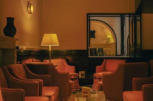 圣特罗佩Hotel la Ponche的一间设有椅子和镜子的等候室