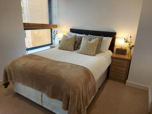 谢菲尔德City 2 Bed, 2 Bath, Free Parking & WiFi的一间卧室设有一张大床和一个窗户。