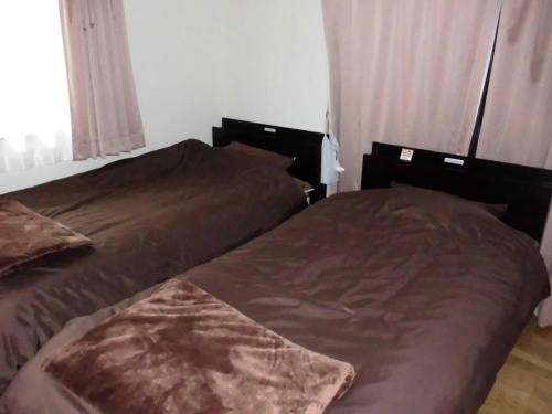 五岛马里亚热私人住宅旅馆的卧室内两张并排的床