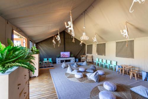 TouwsrivierAquila Private Game Reserve & Spa的帐篷内带沙发和椅子的客厅