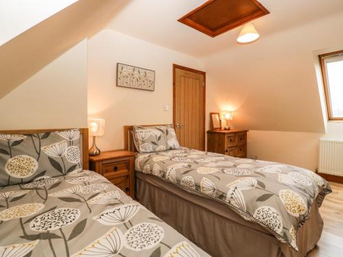 米德索莫诺顿Muskoka Lodge的一间卧室设有两张床和窗户。