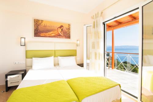 GastouriBrentanos Apartments - A - View of Paradise的一间带大床的卧室和一个阳台