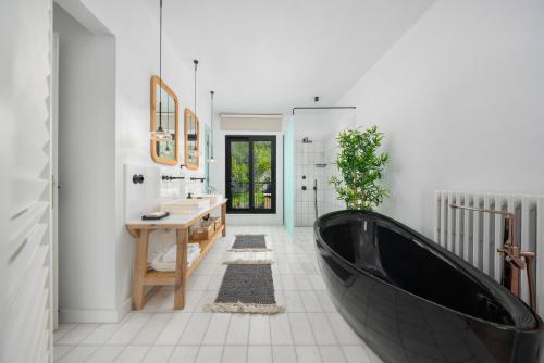 费特希耶Yacht La Maison的浴室配有黑色浴缸和水槽