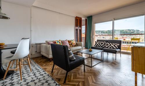 桑特费柳德吉克索尔斯Casa Creu Mar的客厅配有沙发和桌子