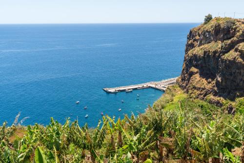 里韦拉布拉瓦Sonho do Oceano的悬崖边的一座水体上的桥梁