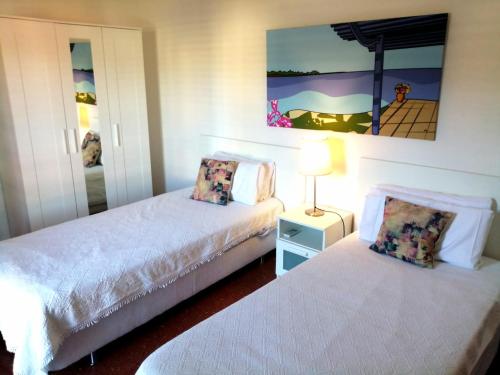 圣安东尼奥湾Sera de Vall的一间卧室配有两张床和一盏灯。