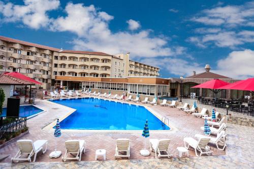 阿瓦诺斯SIGNATURE GARDEN AVANOS Hotel & SPA的一个带躺椅的游泳池和一间酒店