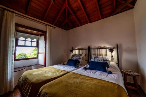 蒂哈拉费Sol y Mar的一间卧室设有两张床和窗户。