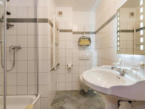 洛丁Aquarius Ferienwohnung Usedom的白色的浴室设有水槽和淋浴。