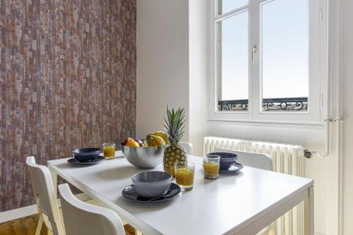 巴约讷Large apartment on Bayonne city-center - Welkeys的餐桌上放着一碗水果