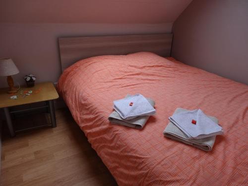 Merkem帕林特公寓的一间卧室配有一张床,上面有两条毛巾