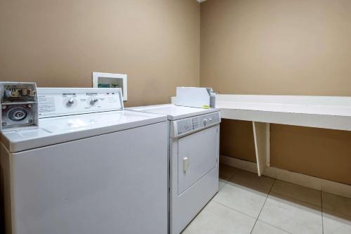 迈阿密斯堡Comfort Suites Miamisburg - Dayton South的洗衣房配有洗衣机和柜台。
