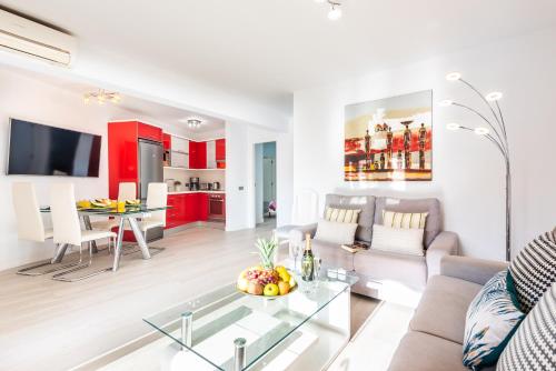 美洲海滩Tenerife South Apartments的客厅配有沙发和桌子