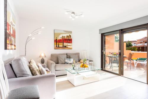 美洲海滩Tenerife South Apartments的客厅配有沙发和桌子
