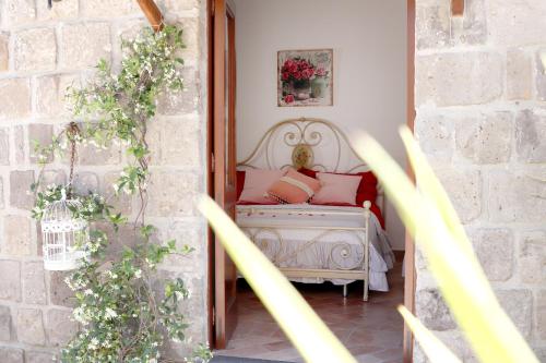 卡斯特拉玛雷帝斯达比亚Emy's Country House的一间卧室配有带粉红色枕头的床