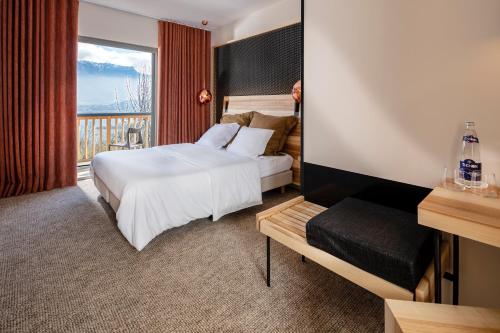勒伯吉特杜拉克Atmospheres的酒店客房设有一张床和一个阳台。