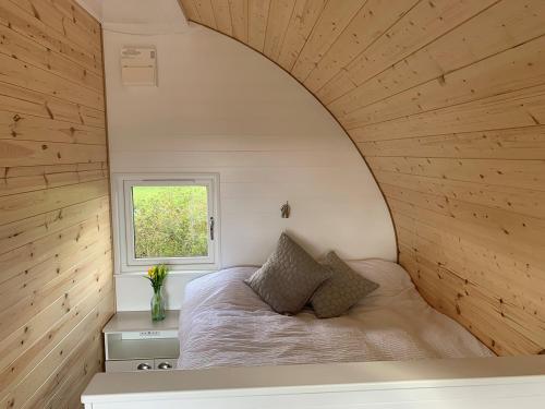 韦尔斯Glastonbury Glamping的一间小卧室,配有床和窗户