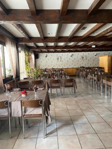 Saint-Colomban-des-VillardsHôtel Restaurant de la poste的一间在房间内配有桌椅的餐厅