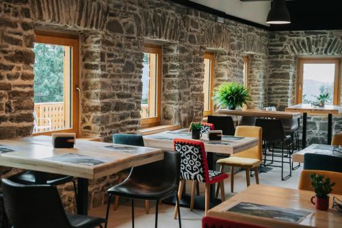 察赫劳Cabana Fantanele的餐厅拥有石墙和桌椅