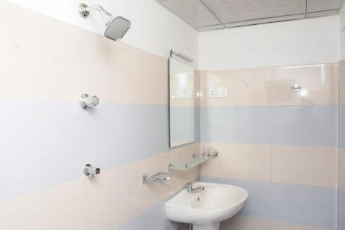 凯格勒White House的一间带水槽和镜子的浴室