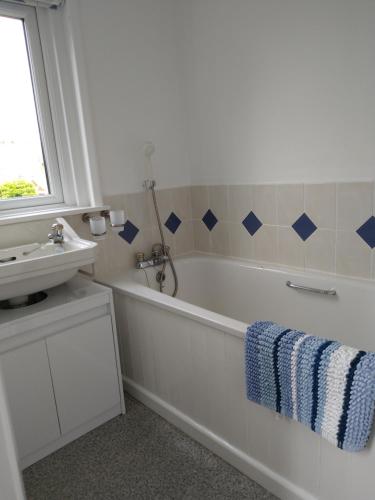 BradingMulberry Lawn Apartments的白色的浴室设有浴缸和水槽。