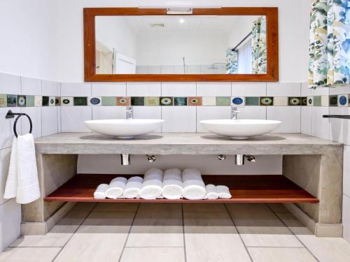 维多利亚瀑布Pioneers的浴室设有2个水槽和镜子