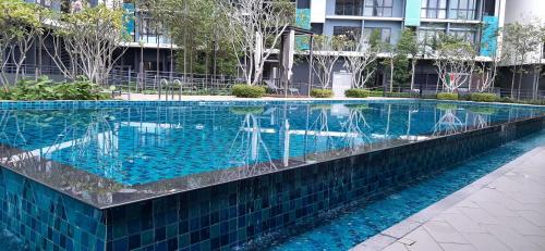 CozyStay @ Core SoHo Suite KLIA内部或周边的泳池