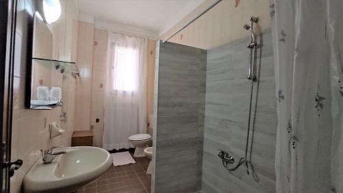 里乔内Hotel De Amicis的带淋浴、盥洗盆和卫生间的浴室