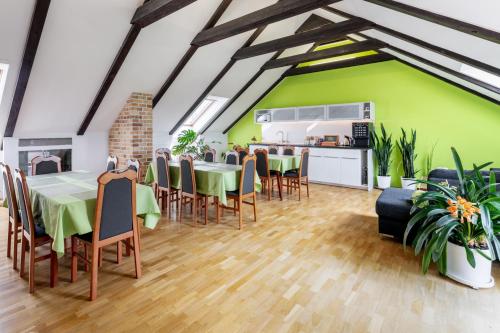 布拉格A.V.E.克利斯卡膳食公寓的一间拥有绿色墙壁和桌椅的用餐室