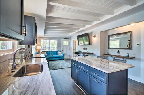 橡树岛Modern Oak Island Escape 1 Mile to Long Beach!的一间设有蓝色橱柜的厨房和一间客厅