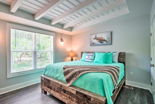 橡树岛Modern Oak Island Escape 1 Mile to Long Beach!的一间卧室设有一张床和一个窗口